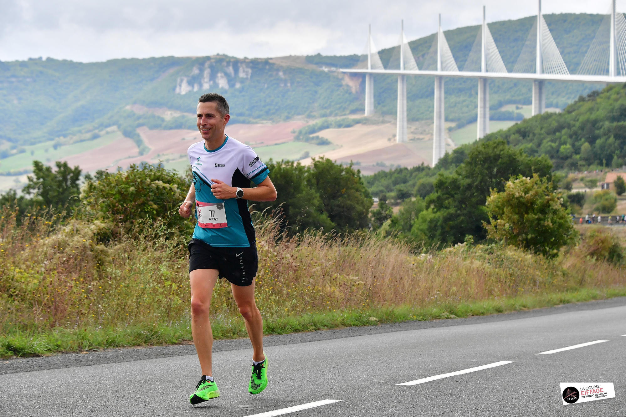 Coureur du club sur route avec le viaduc en arrière-plan