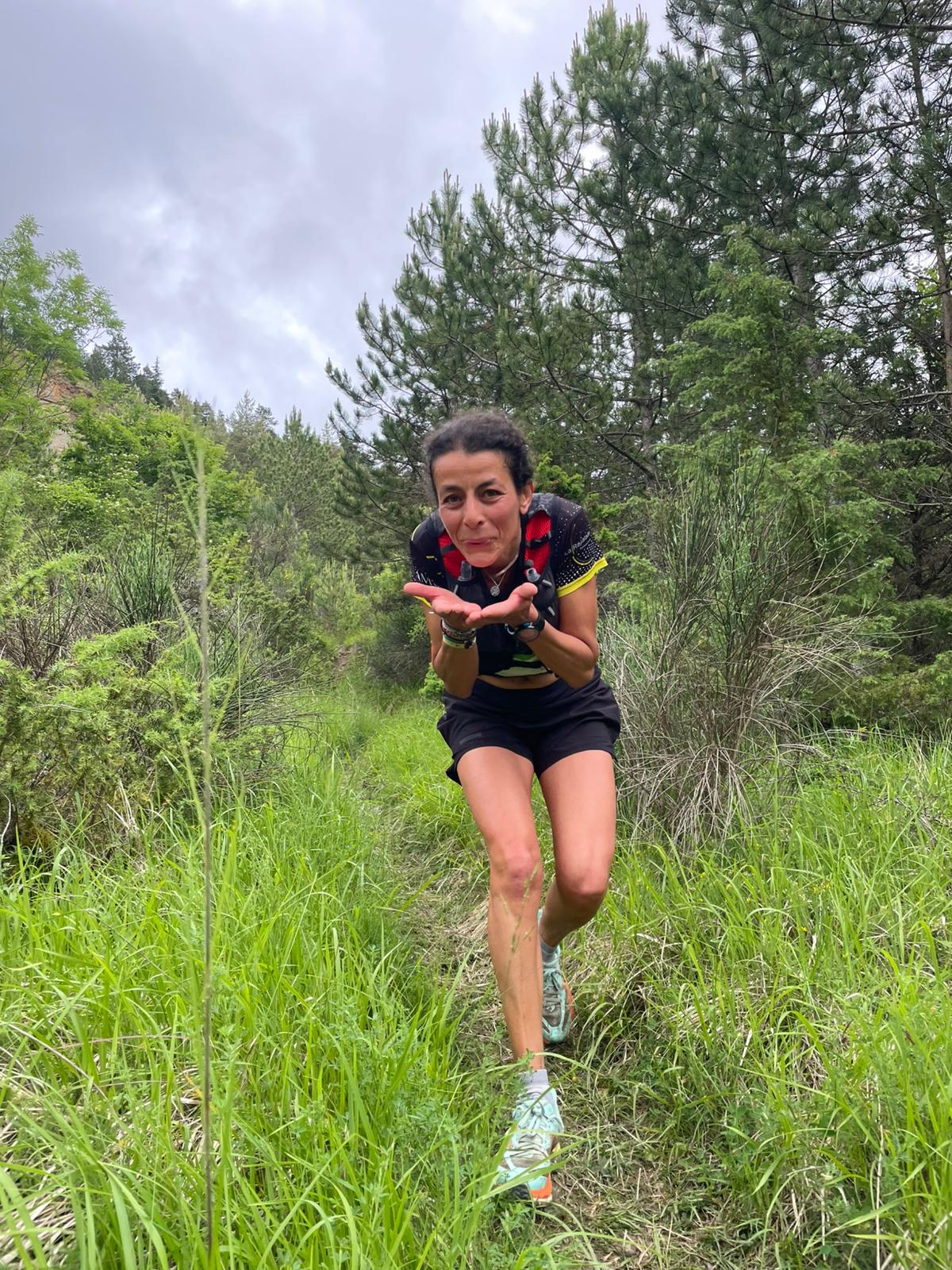 Coureuse en sortie trail sur un sentier
