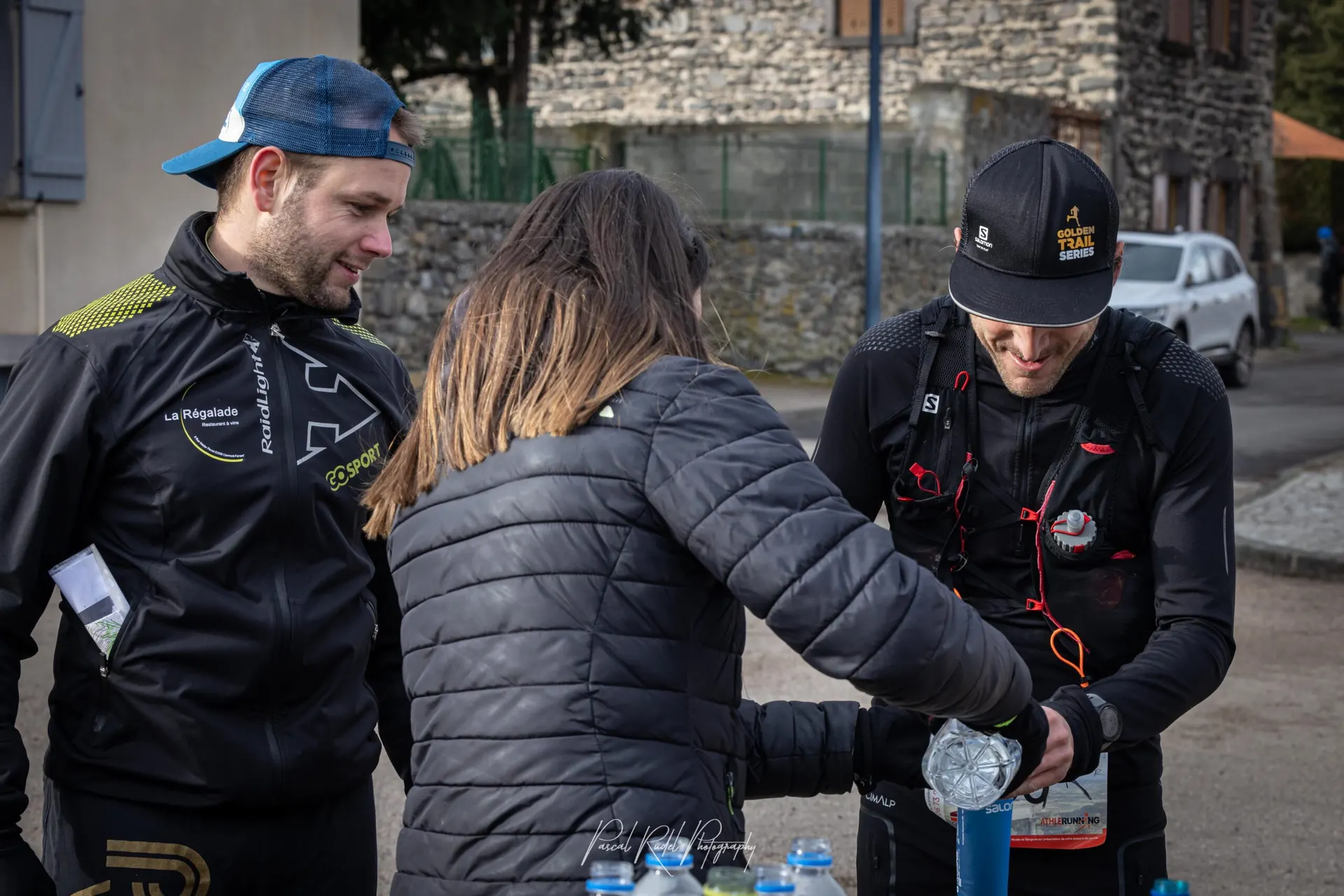 Bénévoles et coureurs sur les sentiers de La Romagnatoise